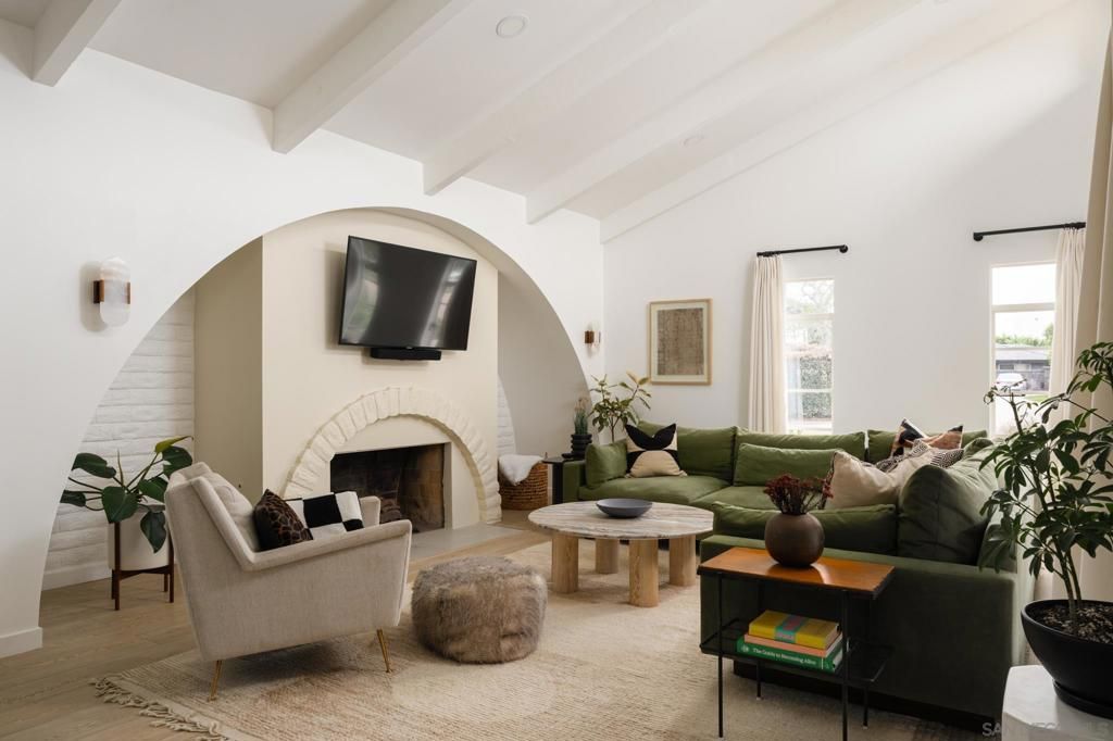 1450 Highland Dr, Solana Beach, CA 92075