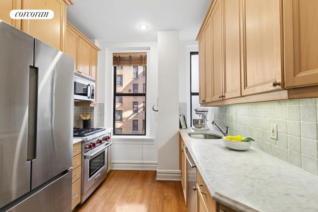 500 W End Ave Apt 6E, New York City, NY 10024