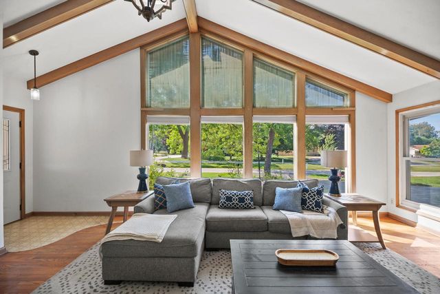 7740 N Santa Monica BOULEVARD, Fox Point, WI 53217