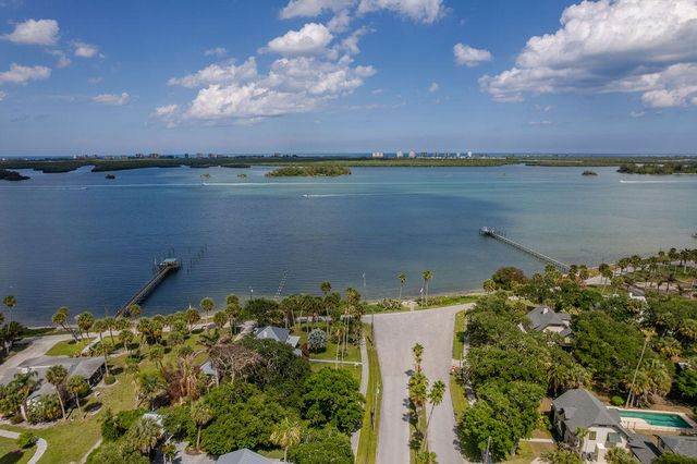 320 Chamberlain Boulevard, Fort Pierce, FL 34946