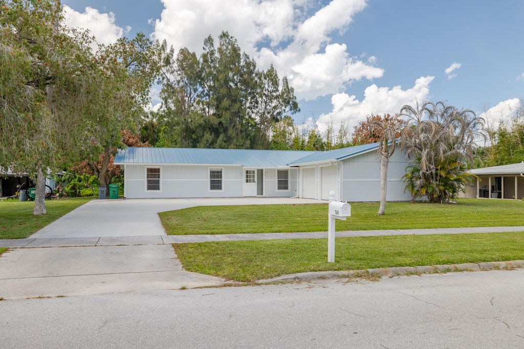 320 Chamberlain Boulevard, Fort Pierce, FL 34946