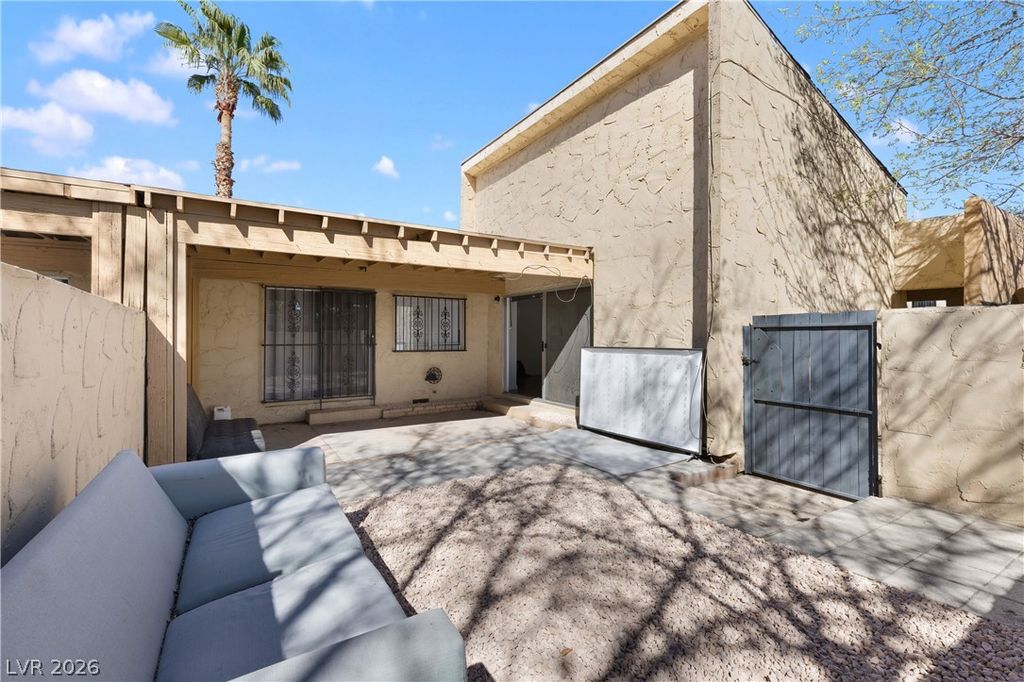 4304 Devlin Green Court, Las Vegas, NV 89110 — exterior