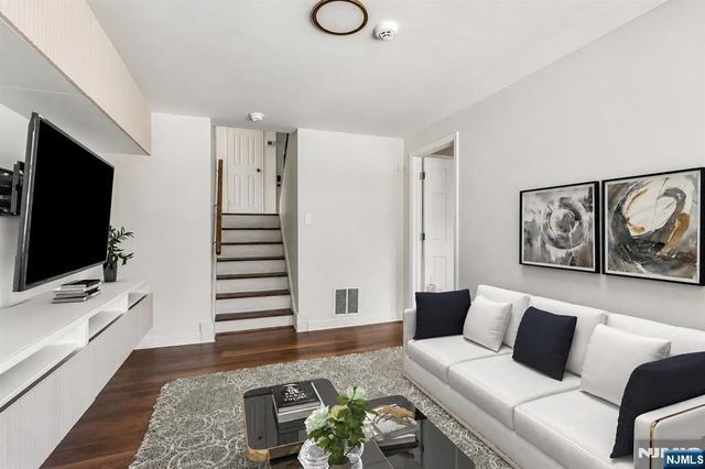 32 Brantwood Place, Clifton, NJ 07013