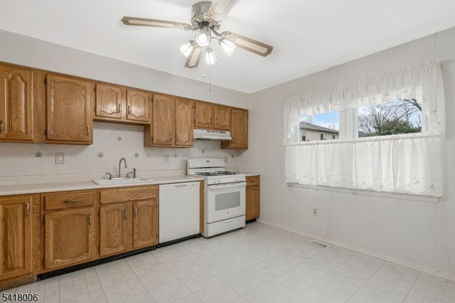 1 Tree Top Rd, Middlesex Boro, NJ 08846