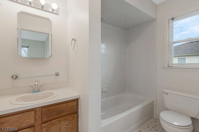 1 Tree Top Rd, Middlesex Boro, NJ 08846