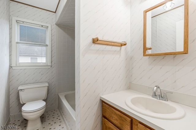 1 Tree Top Rd, Middlesex Boro, NJ 08846