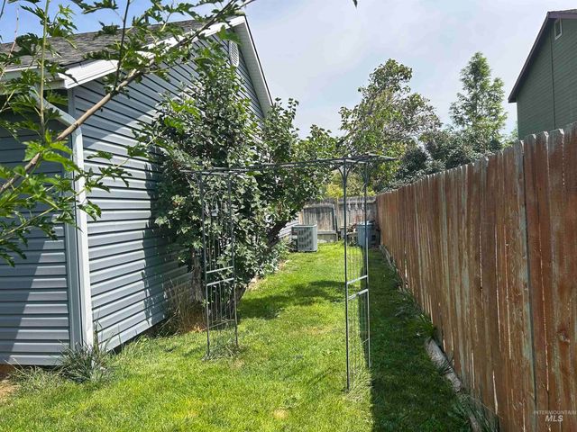 825 S Bonneville Drive, Nampa, ID 83686