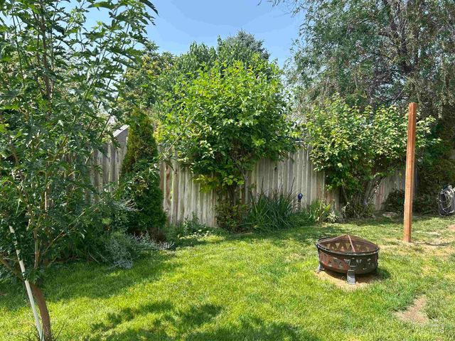 825 S Bonneville Drive, Nampa, ID 83686