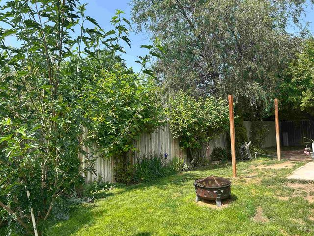 825 S Bonneville Drive, Nampa, ID 83686