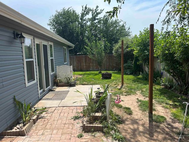 825 S Bonneville Drive, Nampa, ID 83686