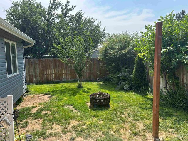 825 S Bonneville Drive, Nampa, ID 83686