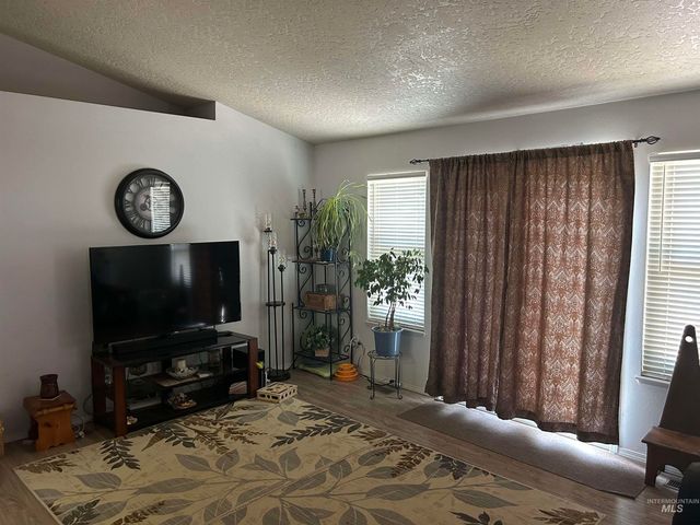 825 S Bonneville Drive, Nampa, ID 83686