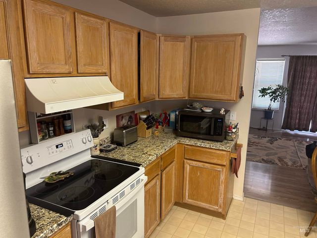 825 S Bonneville Drive, Nampa, ID 83686