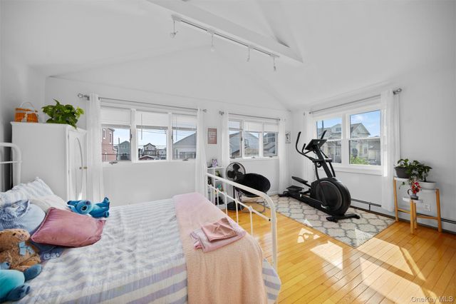25 W 10th Road, Broad Channel, NY 11693