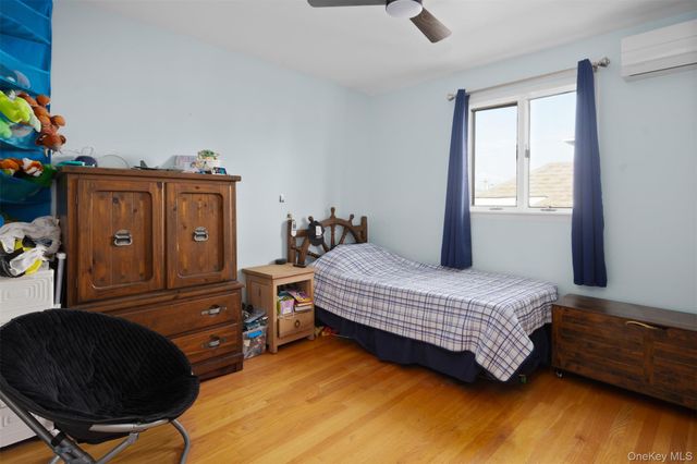 25 W 10th Road, Broad Channel, NY 11693