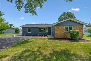 355 Hilltop Drive, North Aurora, IL 60542