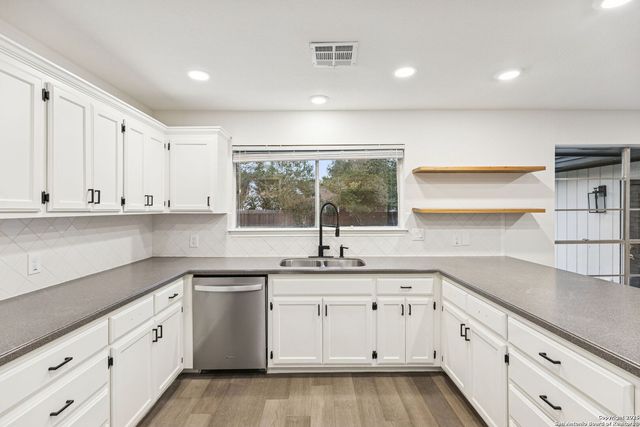 1939 Wayside, Seguin, TX 78155