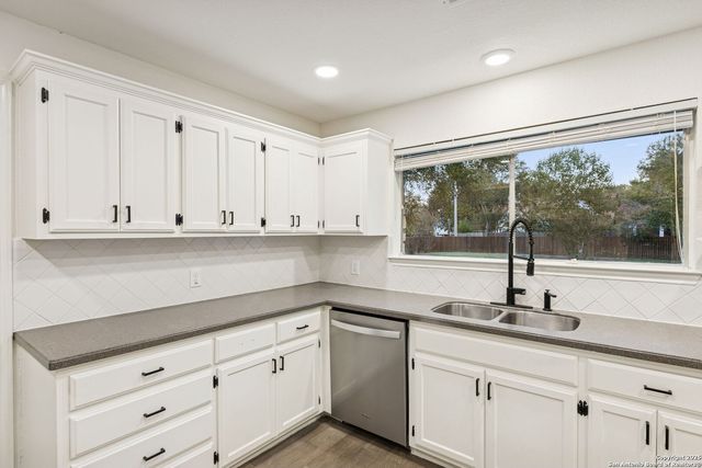 1939 Wayside, Seguin, TX 78155