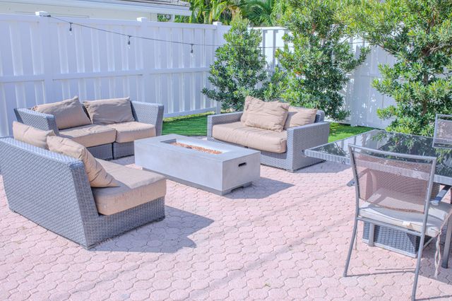 2730 NE 40th Court, Lighthouse Point, FL 33064