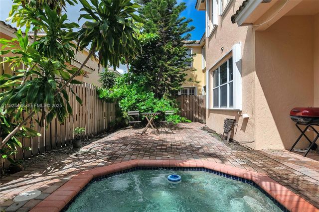 1262 Grant Ct, Hollywood, FL 33019