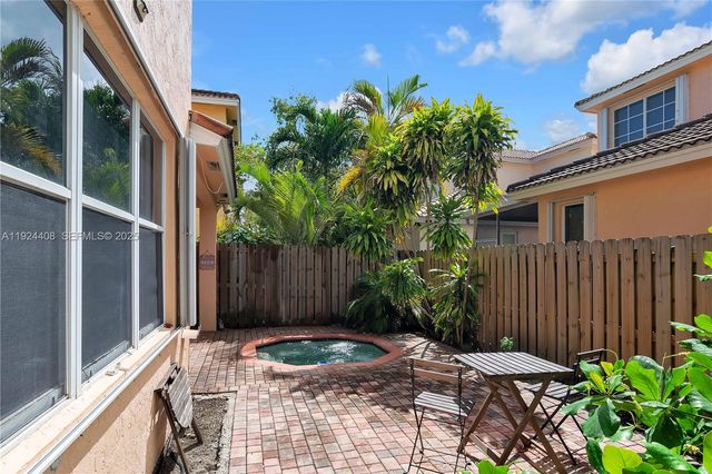 1262 Grant Ct, Hollywood, FL 33019