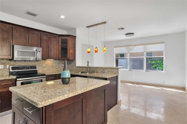 1262 Grant Ct, Hollywood, FL 33019