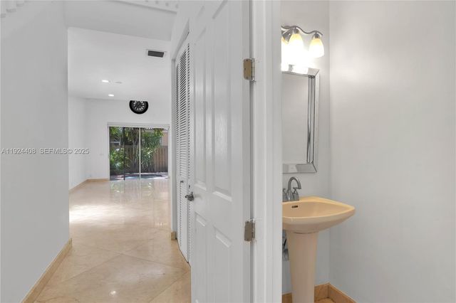 1262 Grant Ct, Hollywood, FL 33019