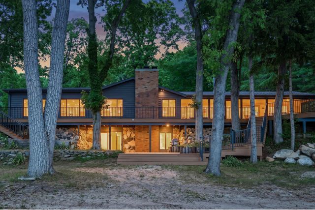 27661 Pine Lake Street, Edwardsburg, MI 49112