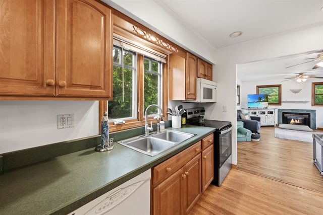 18 Maplewood Drive, South Burlington, VT 05403