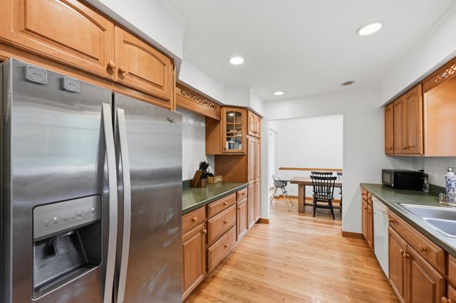18 Maplewood Drive, South Burlington, VT 05403