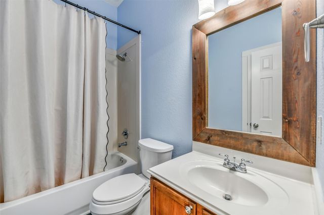 994 Jefferson Street, Alvin, TX 77511