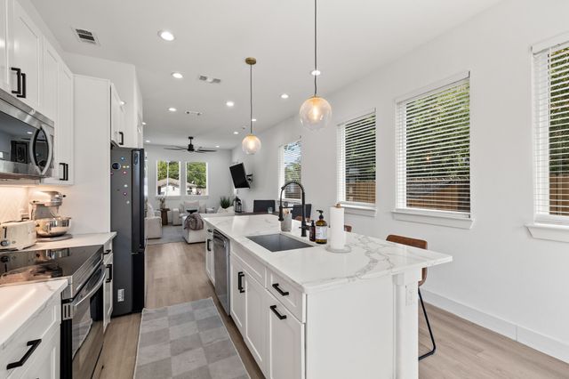 2502 Elsie Faye Heggins Street, Dallas, TX 75215