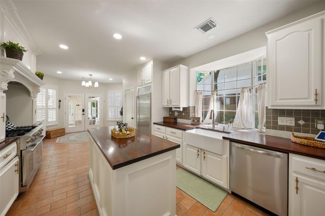 107 N Summer Cloud Drive, The Woodlands, TX 77381