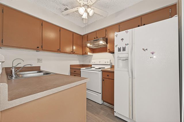 13040 Greenway Chase Court 3040, Houston, TX 77072