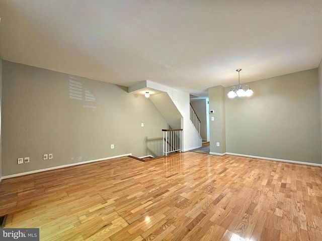 7664 NORTHERN OAKS CT, Springfield, VA 22153