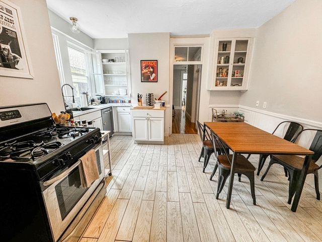 35 Essex St 1, Cambridge, MA 02139