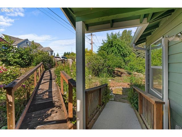 772 DIVISION St, Oregon City, OR 97045
