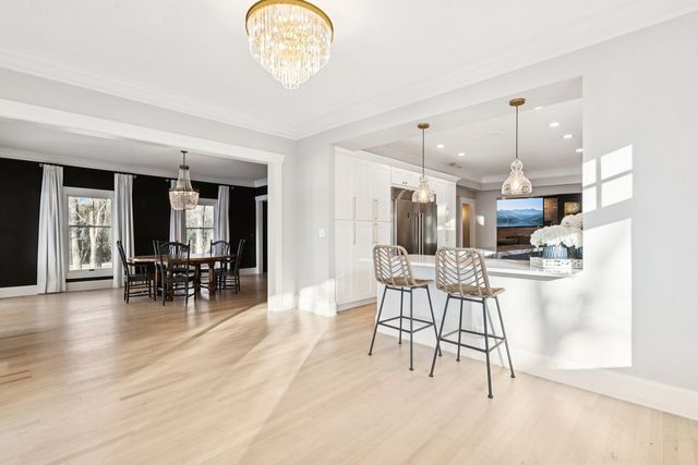 27625 W Kazimour Drive, Lake Barrington, IL 60010