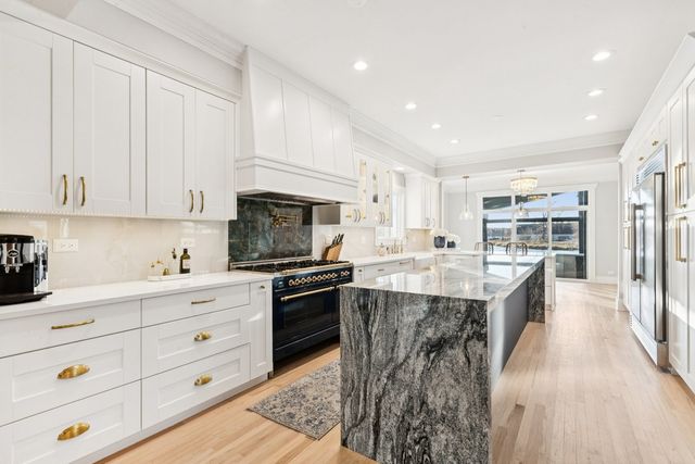 27625 W Kazimour Drive, Lake Barrington, IL 60010