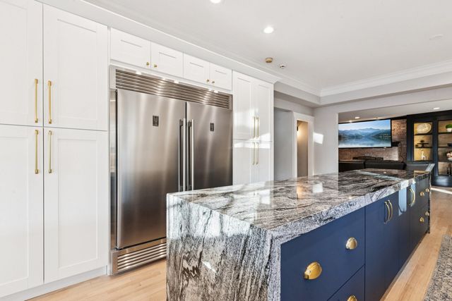 27625 W Kazimour Drive, Lake Barrington, IL 60010