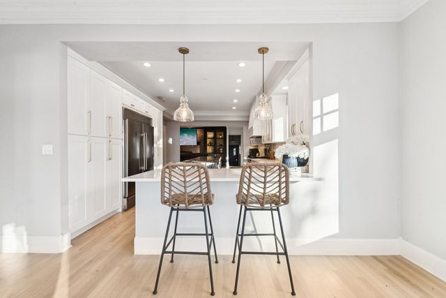 27625 W Kazimour Drive, Lake Barrington, IL 60010