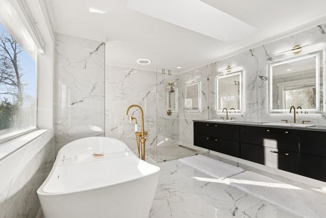 27625 W Kazimour Drive, Lake Barrington, IL 60010