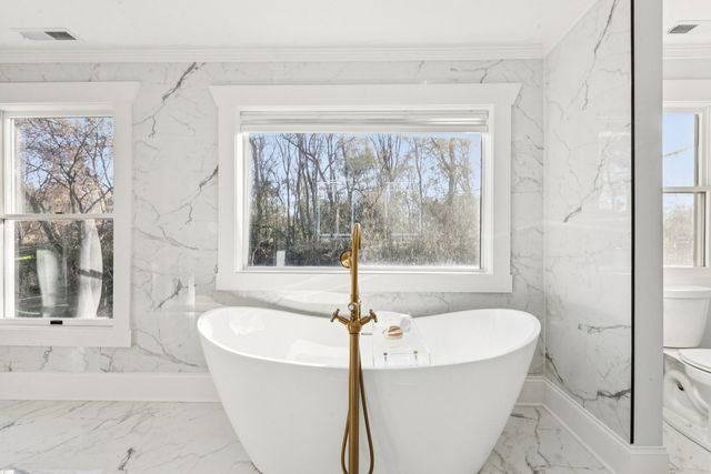 27625 W Kazimour Drive, Lake Barrington, IL 60010