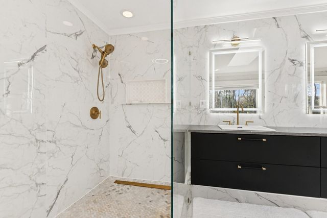 27625 W Kazimour Drive, Lake Barrington, IL 60010