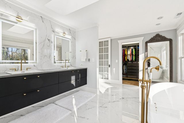 27625 W Kazimour Drive, Lake Barrington, IL 60010