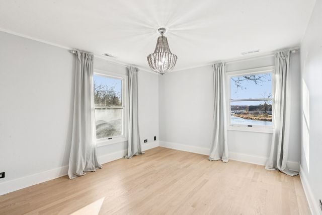 27625 W Kazimour Drive, Lake Barrington, IL 60010