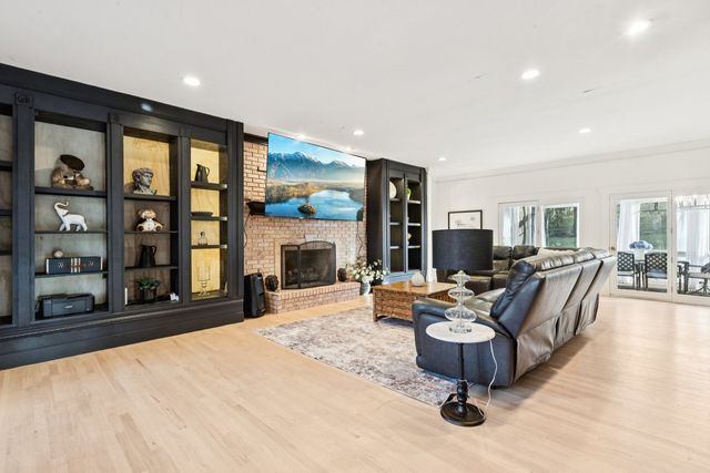 27625 W Kazimour Drive, Lake Barrington, IL 60010