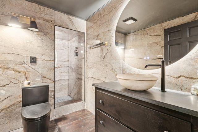 27625 W Kazimour Drive, Lake Barrington, IL 60010