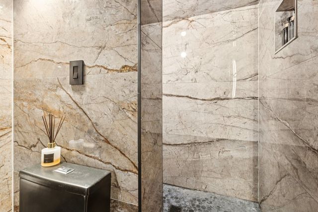 27625 W Kazimour Drive, Lake Barrington, IL 60010