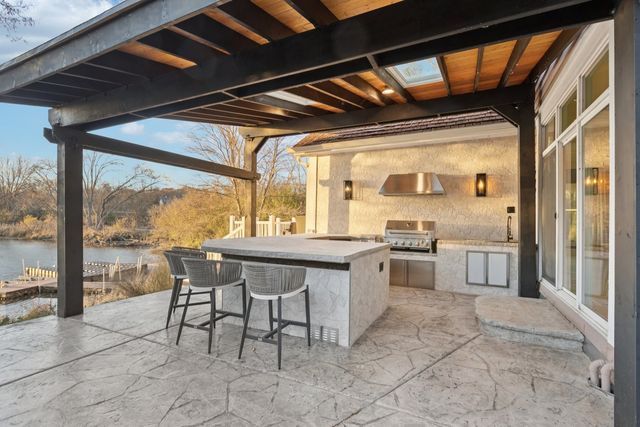 27625 W Kazimour Drive, Lake Barrington, IL 60010